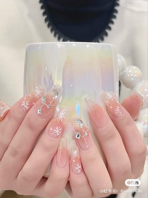 Korean Winter Nails, Snow Nails Winter, Soyeon Wallpaper, Art Nails Design, Nail Noel, Matte Pink Nails, Snow Nails, New Years Nails, Red Nails Glitter