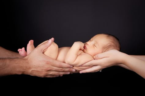 Newborn Pic With Siblings, Newborn Photo Poses Boy, Photo Bb, Baby Photography Poses, Mother Baby Photography, Foto Newborn, Baby Announcement Pictures, Newborn Photography Boy, Baby Pictures Newborn