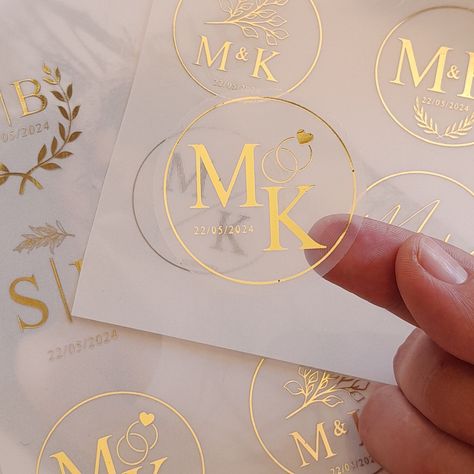 Monogrammed envelope seals & foiled wedding stickers in silver, gold, and rose gold. Perfect for adding a touch of luxury to your wedding stationery. #weddingstationery #weddingenvelopes . #Gold_Foil_Stickers #Personalized_Wedding_Stickers #Gold_Foil_Invitation #Stickers_Wedding Gold Foil Stickers, Personalized Wedding Stickers, Gold Foil Invitation, Gold Foil Wedding Invitations, Stickers Wedding, Foil Stickers, Custom Wine Labels, Boda Mexicana, Gold Foil Wedding