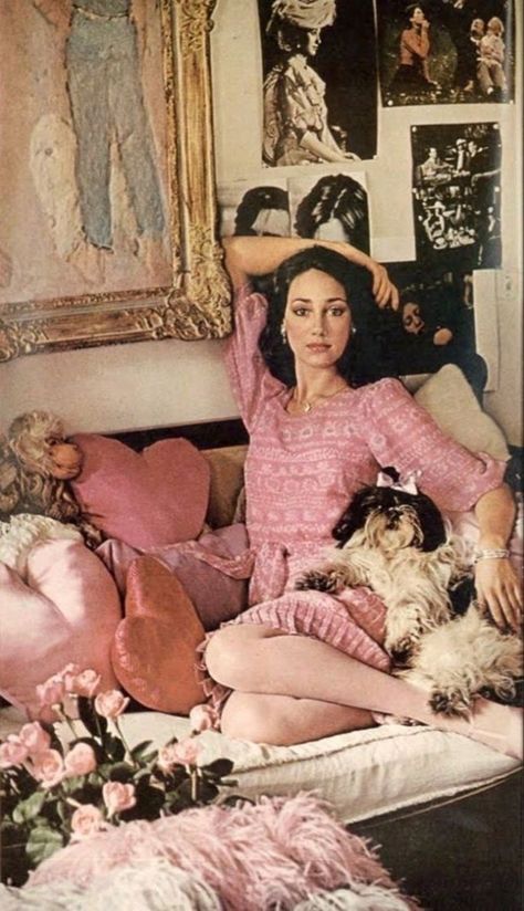 Marisa Berenson, Jean Shrimpton, Decades Of Fashion, Bianca Jagger, Diana Vreeland, Helmut Newton, 1970s Fashion, How To Pose, Carolina Herrera