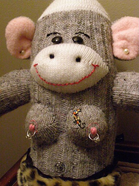 Not your grandmother's sock monkey...or maybe it is. Plush Monkey, Sock Teddy, Sock Creatures, Sock Monkey Tattoo, Sock Monkeys, Sock Monkeys Diy, Monkey Crafts, Tabi Socks, Vintage Socks