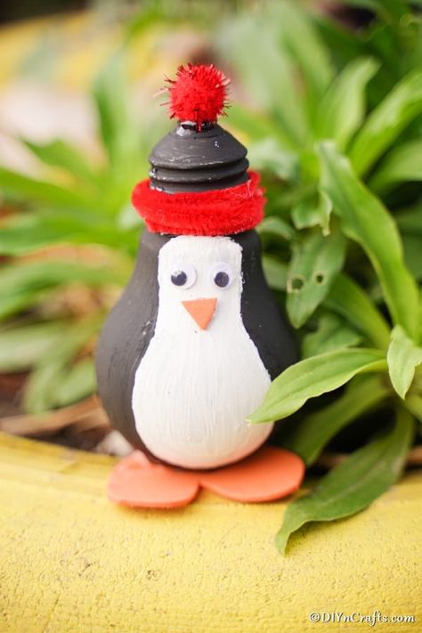 Painted Light Bulb Penguin Decoration is a great craft to add whimsy to your holiday decor! #penguins #penguincraft #lightbulbcraft #christmasdecoration #winterdecor #wintercraft Painting Light Bulbs Diy, Bulb Art Paint, Light Bulb Painting Ideas, Bulb Decoration Ideas, Bulb Craft Ideas, Bulb Painting Ideas, Light Bulb Painting, Bulb Painting, Bulb Craft