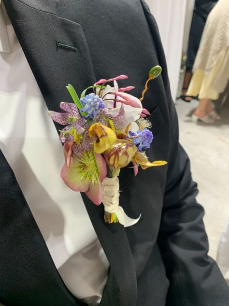 Funky, Unusual, Dr.Seuss inspired Boutonnière by Souvenir, a floral designer based in OKC passionate about unique flowers - More on Instagram @souvenir.flowers Funky Boutonniere, Unusual Wedding Bouquets, Capri Wedding, Orchid Boutonniere, Crazy Wedding, Palm Springs Wedding, Floral Designer, Wonderland Wedding, Unique Flowers