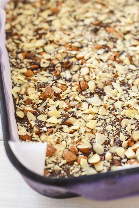 Almond Toffee Recipe, Butter Toffee Recipe, Homemade Toffee Recipe, Candy For Christmas, English Toffee Recipe, Easy Toffee, Almond Roca, Homemade Toffee, Almond Toffee