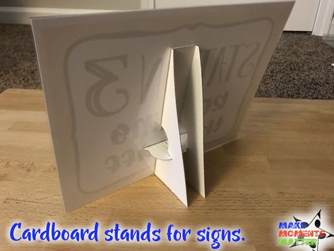 How To Make Poster Board Stand Up, Diy Poster Stand, Diy Poster Stand Display, Cardboard Stand Diy, Diy Cardboard Stand, Diy Sign Holder, Diy Poster Frame, Cardboard Picture Frames, Cardboard Stand