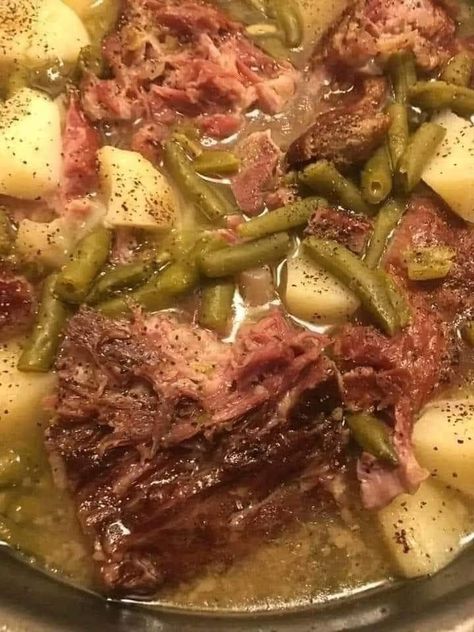 Smoked neck bones with... - Good ole soul food recipes Smoked Neck Bones, Pork Neck Bones Recipe, Southern Green Bean Recipes, Potatoes And Green Beans, Turkey Neck, Neck Bones, Green Beans And Potatoes, Green Bean Recipes, Smoked Pork