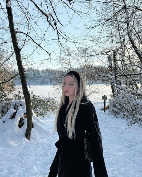 Snow Poses For Instagram, Snow Fits, Snow Photoshoot, Cold Girl, Russian Winter, Winter Princess, Studio Photography Poses, Winter Photoshoot, Winter Inspo