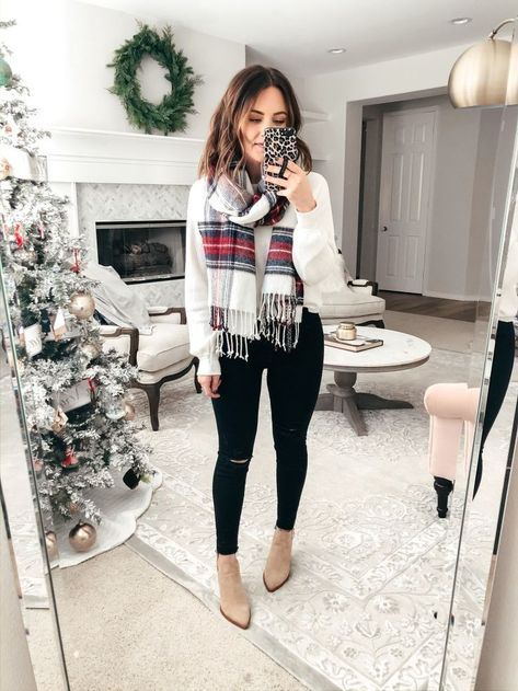 Fashion Blogger, Daryl-Ann Denner shares some casual Christmas Outfit Ideas if you prefer to keep your Christmas Outfits simple this year! Betty Cooper Outfits, Romwe Outfit, Christmas Outfits Dressy, Christmas Clothing Ideas, Outfit Ideas Edgy, Mean Girls Outfits, Christmas Outfit Inspiration, Christmas Outfit Casual, Outfit Ideas Korean