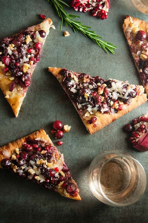 Cranberry Flatbread, Goat Cheese Flatbread, Cranberry Goat Cheese, Goats Cheese Flatbread, Pizza Flatbread, Bbq Chicken Flatbread, Goat Cheese Appetizer, Easy Flatbread, Fruity Recipes