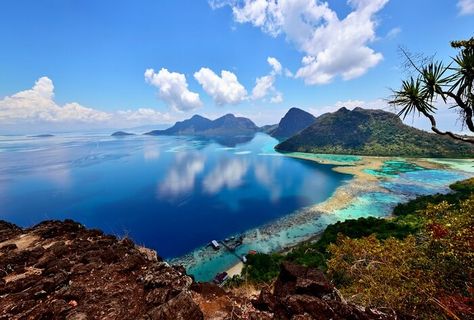 Perhentian Islands are the most beautiful island or pulau in Malaysia. Gunung Mulu National Park, Landscape Wallpapers, Island Holidays, Khon Kaen, Malaysia Travel, Kota Kinabalu, Chiang Rai, Kuching, Seminyak