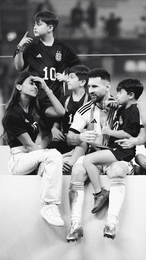 Messi And Antonella, Messi And Wife, Antonella Messi, U Of M Football, Messi Funny, Lionel Messi Family, Antonella Roccuzzo, Football Wags, Lionel Messi Wallpapers