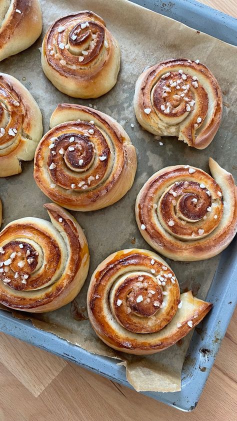 kanelbullar | cinnamon rolls Cinnamon Rolls Aesthetic, Fall Moodboard, Swedish Summer, Recipe Aesthetic, Savory Food, Baking Recipe, Drinks Coffee, Pinterest Aesthetic, Sweet Food