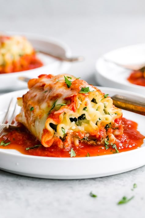 These EASY Spinach Lasagna Roll ups are totally delicious, perfect for entertaining or serving for weeknight meals. Individual vegetarian lasagnas filled with spinach and cheese are family-friendly, satisfying and perfect for portion control. It's also a great way to get your kids to eat spinach and no one will miss the meat! Spinach Lasagna Roll Ups, Easy Spinach Lasagna, Lasagne Roll Ups, Lasagna Rolls Recipe, Lasagna Dinner, Spinach Lasagna Rolls, Lasagna Roll Ups, Lasagna Rollups, Easy Lasagna Recipe