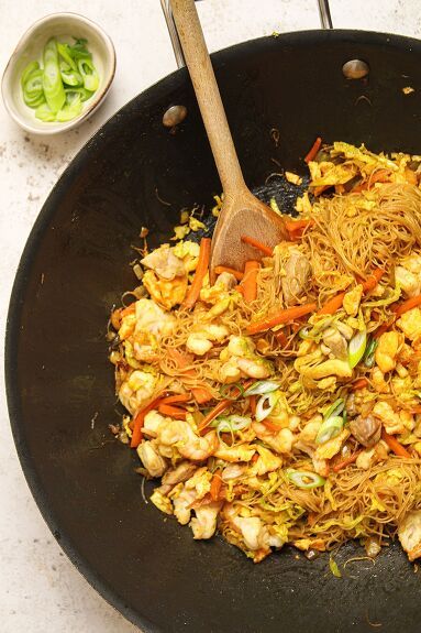 Put the takeaway menu down and make the tastiest Singapore Chow Mein (also known as Singapore Noodles) at home in just 30 minutes with this easy recipe. With tasty prawns/shrimp, chicken, soft scrambled eggs, fresh veggies, seasoned with fragrant curry powder, and an umami sauce, these noodles are nutritious, healthy and satisfying.But that's not all - this recipe is also highly adaptable. Whether you prefer mild or spicy flavours, you can easily adjust things to your liking (as well a… Salt And Chilli Chicken, Spicy Korean Noodles, Thai Drunken Noodles, Soft Scrambled Eggs, Vegetarian Thai, Singapore Noodles, Chinese Bbq Pork, Best Curry, Chinese Takeaway