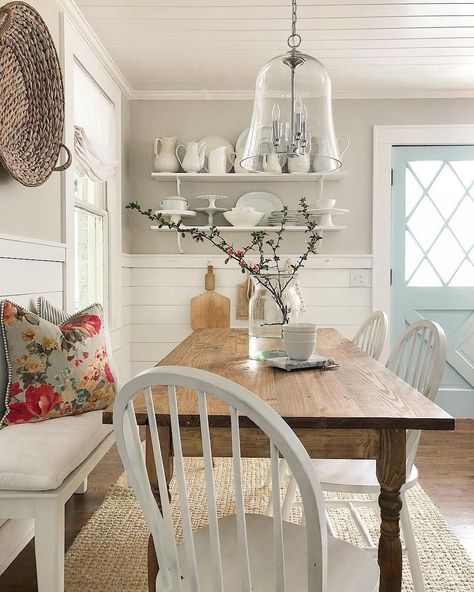 Farmhouse Side Chairs  with Spindle Back in the Dining Room  via @bluebarnandcottage Casa Country, Rustic Dining Room, Rooms Ideas, Kitchen Nook, Farmhouse Dining Room, Ship Lap Walls, Farmhouse Dining, Dining Room Ideas, Farmhouse Table