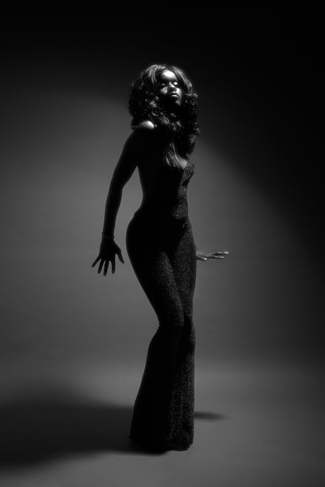 Black Women In The 1920s Style, Diana Ross Inspired Photoshoot, Diana Ross Photoshoot, Vintage Black And White Photoshoot, Cute Photoshoot Ideas Black Women, In Studio Birthday Photoshoot, Black 70s Photoshoot, Glam Photoshoot Poses, Black Outfit For Photoshoot