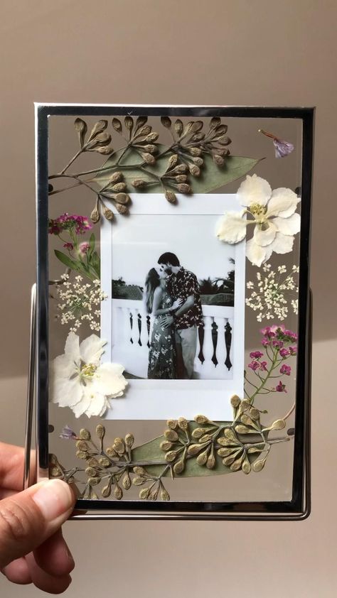 Flowers On Frame, Dry Flowers Picture Frame, Anniversary Photo Frame Ideas Diy, Framed Couple Pictures, Frame With Polaroid Pictures, Picture Frame With Flowers Inside, Diy Glass Frame Ideas, Flower Picture Frames Diy, Picture Frame With Dried Flowers