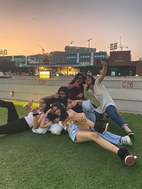 Trip Group Photos, College Life Aesthetic Indian, College Aesthetic Indian, Indian College Life Aesthetic, Indian College Aesthetic, Indian School Aesthetic, Friends Group Photo, Group Picture Poses, Sisters Photoshoot Poses