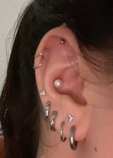 Ear Setup Silver, Unique Piercing Ideas, Ear Arrangement, Ušný Piercing, Dermal Piercings, Unique Piercing, Daith Piercings, Piercing Inspo, Cool Ear Piercings