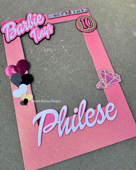 Jessica Antoine on Instagram: “Barbie Photo Selfie Frame 💖🖤💛 Kasheaf Pinder #customparty #etsy #barbiebirthday #custompartydecor #partydecor #kidparty #etsydesigner…” 7th Birthday Party For Girls, Barbie Selfie, Party Photo Frame, Barbie Party Decorations, Barbie Theme Party, Selfie Frame, Barbie Birthday Party, Personalized Dolls, Barbie Theme