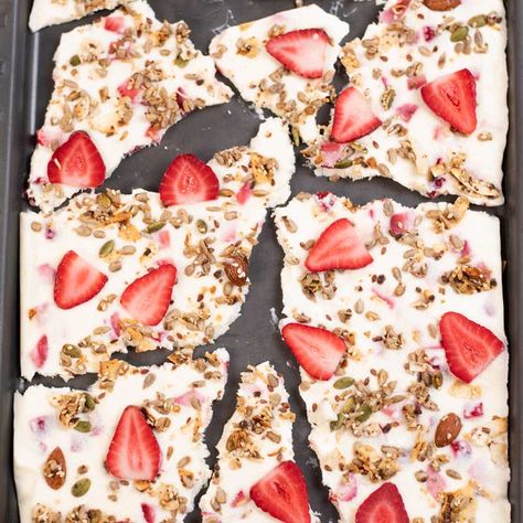 Low Carb Yogurt Bark, Keto Yogurt Bark, Camping Keto, Strawberry Yogurt Bark Recipe, Keto Frozen Yogurt, Keto Ice Cream Recipes, Strawberry Yogurt Bark, Yogurt Bark Recipe, Sugar Free Yogurt