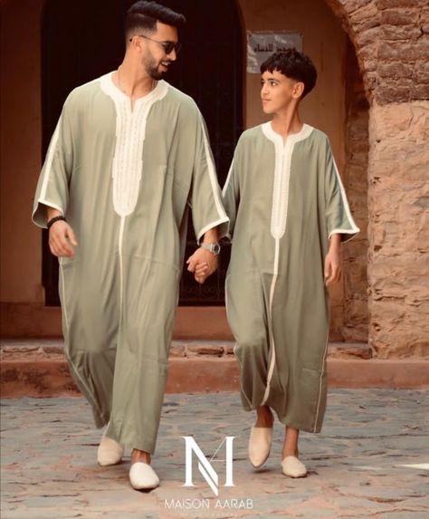 Jhubba Designs For Men Dubai, Jubbah Men, Muslim Men Clothing, Jalabia Styles, Mens Party Wear, Arab Men Fashion, Arabic Clothing, Boys Kurta Design, Wedding Kurta For Men