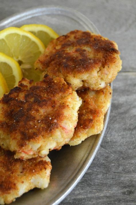 Immitation Crab Recipes, Fake Crab, Crab Cakes Easy, Crab Cake Recipes, Chandelier Cake, Crab Meat Recipes, Crab Dishes, Crab Cake Recipe, Crab Cake