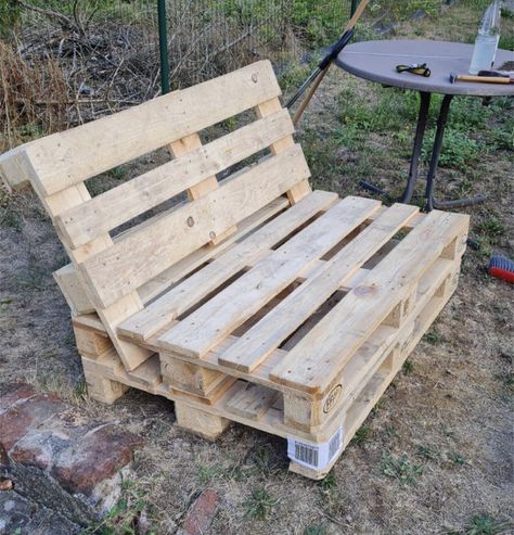 Balcon Mic, Diy Furniture Cheap, Diy Living Room Furniture, Pallet Patio Furniture, Diy Furniture Redo, Diy Barbie Furniture, Pallet Sofa, Diy Patio Furniture Cheap, Diy Couch