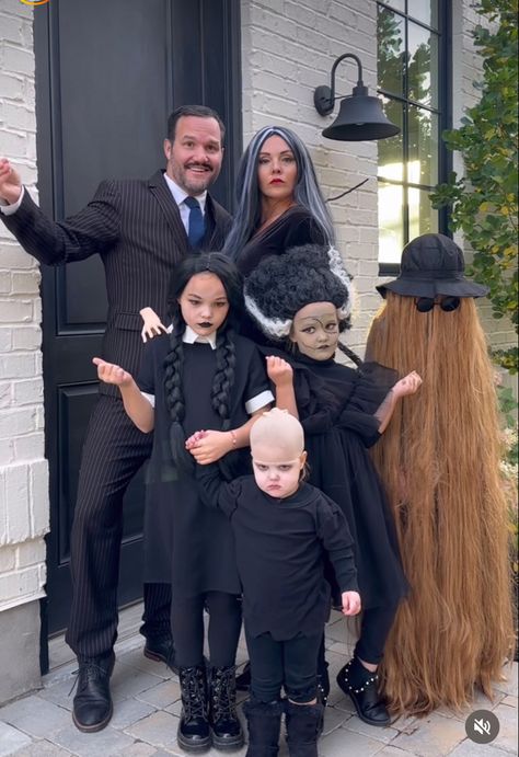 5 People Halloween Costumes, Addams Family Halloween Costumes, Addams Family Halloween, Family Themed Halloween Costumes, Creative Halloween Costumes Diy, Most Creative Halloween Costumes, Halloween Camping, Halloween Costumes 2022, Themed Halloween Costumes