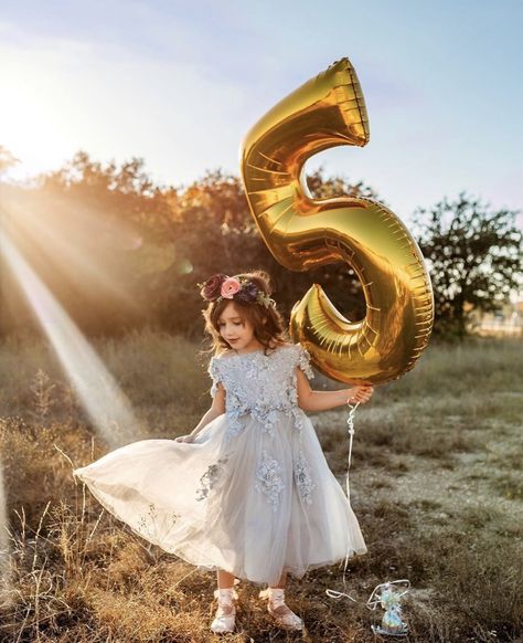 5 Year Photoshoot Ideas, 5 Birthday Photoshoot, 5 Year Birthday Photoshoot, 4th Birthday Photoshoot Ideas, 5th Birthday Photoshoot Ideas, 4th Birthday Pictures, Autumn Photography Portrait, Toddler Photoshoot, Outdoor Birthday