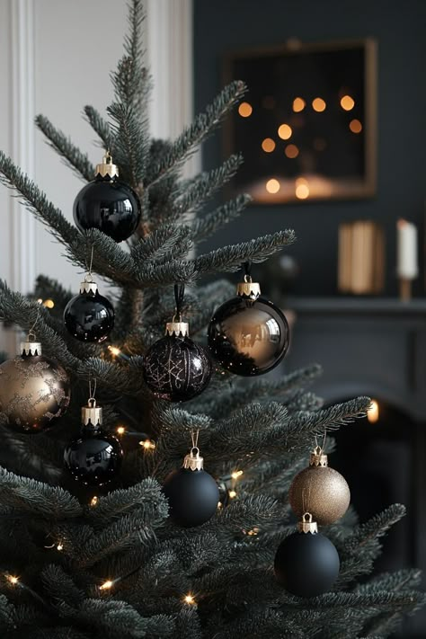 Black Ornament Christmas Tree, All Black Christmas Decor, Black And Green Christmas Decor, Moody Christmas Tree, Dark Christmas Decor, Moody Christmas Decor, Black Christmas Tree Ideas, Black And Gold Christmas Decor, Black Christmas Decor