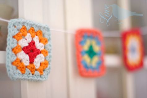 Square Bunting, Small Granny Square, Granny Square Patterns, Bird Crochet, Granny Square Projects, Crochet 101, Crochet Bunting, Crochet Garland, Crochet Wall Hangings