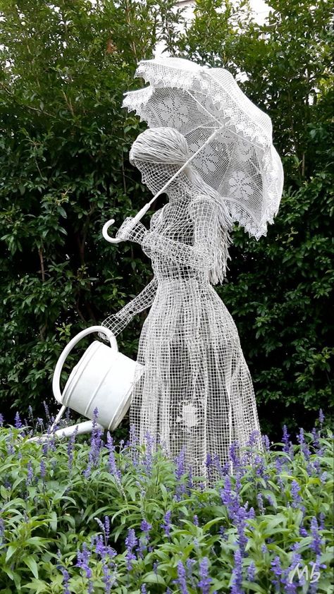 Drátěná Socha, Chicken Wire Sculpture, Chicken Wire Art, Garden Art Sculptures Diy, Metal Garden Art, Garden Art Projects, Garden Yard Ideas, Succulent Garden, Diy Garden Projects