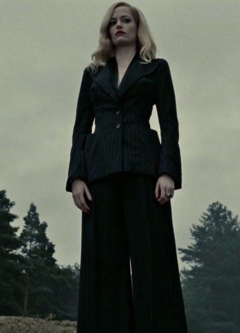 Eva Green Dark Shadows, Gothic Suit, Women Villains, Walburga Black, October Outfits, Venus Fashion, Female Villains, Intelligent Women, Dark Shadows