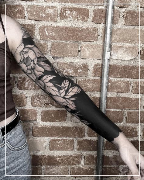 The Black Ink Team’s Instagram profile post: “Tatuador(a): @thibrandaotattoo #tattooink #tattoosupply #theblackinkteam #tattoomachines #tattoo #tattooartist #fabricadonobrasil” Blackwork Sleeve Woman, Black Work Arm Tattoo, Blackout Shoulder Tattoo, Realistic Tattoos For Women, Blackout Floral Tattoo, Heavy Black Tattoo, Blacked Out Tattoo Cover Up, Black And White Floral Tattoo, Black Work Sleeve Tattoo