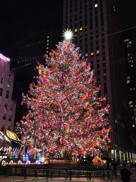 Christmas Tree In New York, Christmas Tree Nyc, New York Noel, New York Christmas Aesthetic, New York Christmas Tree, Fireplace Tv Wall Decor, Room 2023, Christmas Tree Wallpaper, Fireplace Tv Wall