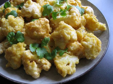 Baked Tempura, Tempura Cauliflower, Deep Fried Cauliflower, Tempura Recipe, Tempura Batter, Deep Fried Food, Cauliflower Curry, Fried Cauliflower, Curry Powder