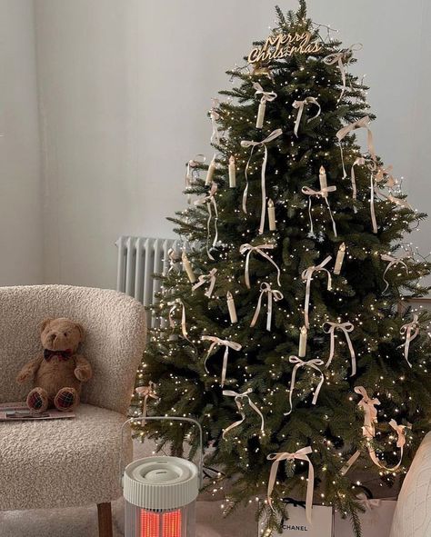 pinterest. • Instagram Christmas Tree Inspo, Christmas Dreaming, Cozy Christmas Decor, Tinsel Tree, Christmas Decor Inspiration, Christmas Themes Decorations, Christmas Tree Inspiration, Minimalist Christmas, Christmas Inspo