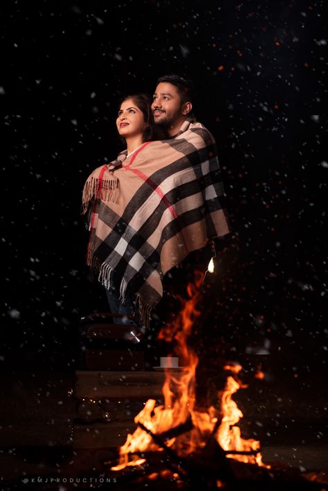 #bonfire #bonfirephoto #bonfirenight #coupleshoot #prewedding #couplegoals #preshoot #kmjproductions Night Capal Pic, Night Pre Wedding Photography, Bonfire Pre Wedding Shoot, Prewedding Night Shoot, Bonfire Couple Pictures, Fire Camp Photography, Night Prewedding Photography, Couple Prewedding Photography, Night Couple Photography