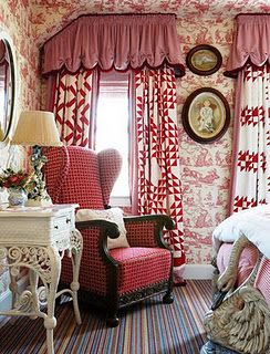 Lovely bedroom/ Reading corner Red Toile, Red And White Quilts, Charming Cottage, Casa Country, Red Cottage, Quilts Decor, Style Cottage, New England Homes, Red Rooms