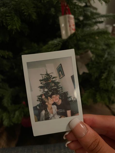 Diy Polaroid Ornament, Christmas Tree With Polaroids, Instax Christmas Ornament, Polaroid Photo Ornament, Polariod Tree Ornamenta, Christmas Polaroid, Polaroid Instax, Christmas Photo Cards, Ornaments Diy