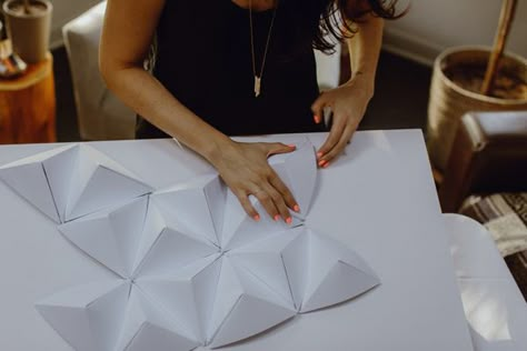 DIY geometric paper backdrop - photo by Megan Saul Photography http://ruffledblog.com/diy-geometric-paper-backdrop Paper Backdrop Diy, Photography Diy Backdrops, Diy Backdrops, Backdrops Wedding, Origami Wall Art, Geometric Backdrop, Photography Backdrops Diy, Backdrop Diy, Photography Diy