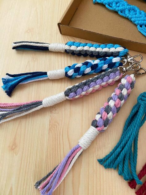 Keychains Crown Knot, Basic Knots, Knot Keychain, Half Hitch Knot, Simple Macrame, Macrame Keychain, Mini Macrame, Macrame Knot, Boho Macrame