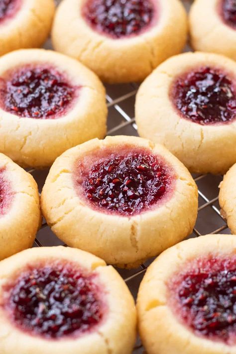 Cookies Board, Raspberry Thumbprint, Raspberry Thumbprint Cookies, Short Bread, Xmas Desserts, Christmas Food Treats, Thumbprint Cookies Recipe, Buttery Shortbread Cookies, Raspberry Almond