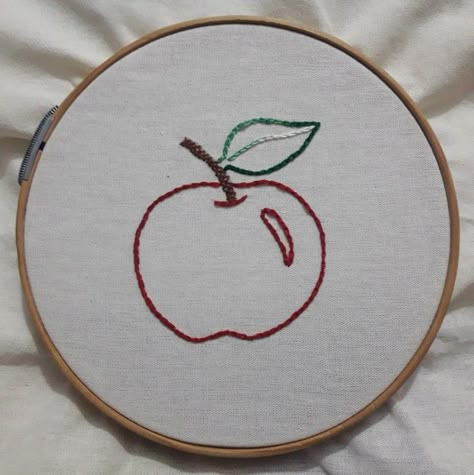 Simple Embroidery Patterns, Embroidery Apple, Napkin Embroidery, Apple Embroidery, Cushion Diy, Tiny Embroidery, Embroidery Lessons, Friends Diy, Diy Embroidery Patterns