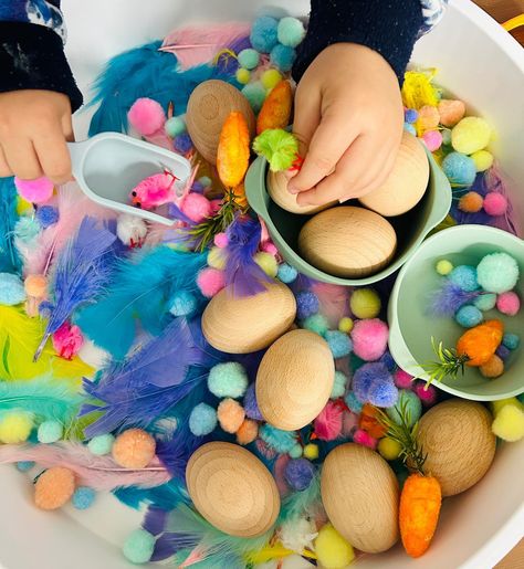 We’re Going On An Egg Hunt 🥚 🐥 - Easter sensory book play - Fine motor skills - Language development - Exploring textures - Exploring colours Book kindly gifted by @littlenosycrow (Brand Rep) Published by @nosycrow @tickit_education wooden eggs from @kcsearlyyears #tufftray #tufftrayideas #tufftrayactivities #tufftrayinspiration #playtray #playtrayideas #inspiremyplay #inspiremyplaytray #sensoryplay #sensoryactivity #easteractivity #nosycrow #eyfs #earlyyears #eytagteam #eyfsideas ... Easter Sensory, Book Play, Sensory Book, Tuff Tray, Wooden Eggs, Easter Activities, Play Book, Language Development, An Egg