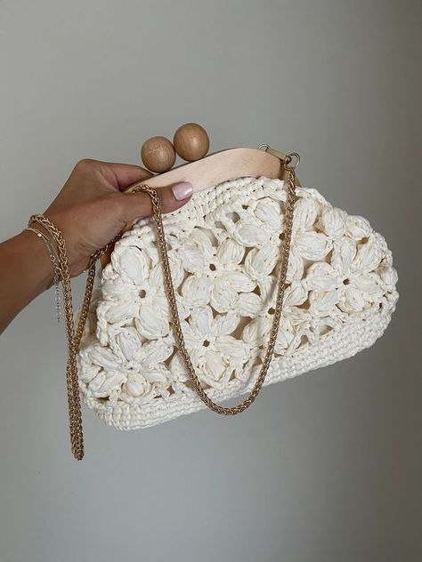 Crochet Raffia Bag, Beige Luxury Handbags, Mothers Day Gifts, Vintage Clutch Bag, Handmade #crochetbag #crochetbagideas #crochetclutch #crochetbeachbag #crochettotebag #crochethandbags #cutecrochetbags Rafia Yarn, Crochet Raffia Bag, Fancy Handbags, Diy Bags No Sew, Beige Luxury, Crochet Blanket Chevron, Crochet Clutch Bags, Crochet Beach Bags, Fancy Hands