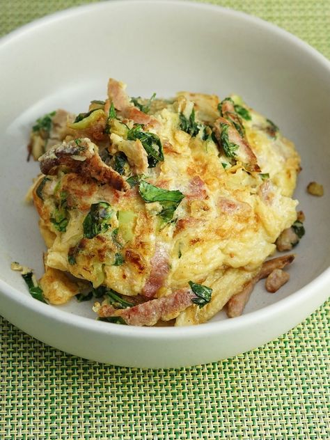 Chinese Omlet Recipes, Savoury Egg Recipes, Unique Omelette Recipe, Egg Fu Yung Recipe, Asian Style Breakfast, Asian Omelette Recipes, Egg Foo Yung Recipe Chinese, Chinese Omelette Recipe, Chicken Omelette Recipe