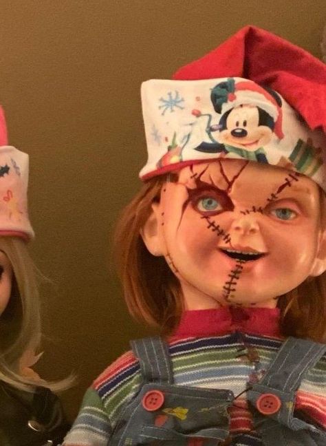 Chucky And Tiffany Matching Wallpaper, Tiffany And Chucky Pfp Matching, Tiffany Chucky Pfp, Festive Matching Pfp, Tiffany Doll Chucky, Matching Pfp Couple Horror, Chucky Aesthetic Wallpaper, Chucky Matching Pfp, Chucky And Tiffany Matching Pfp