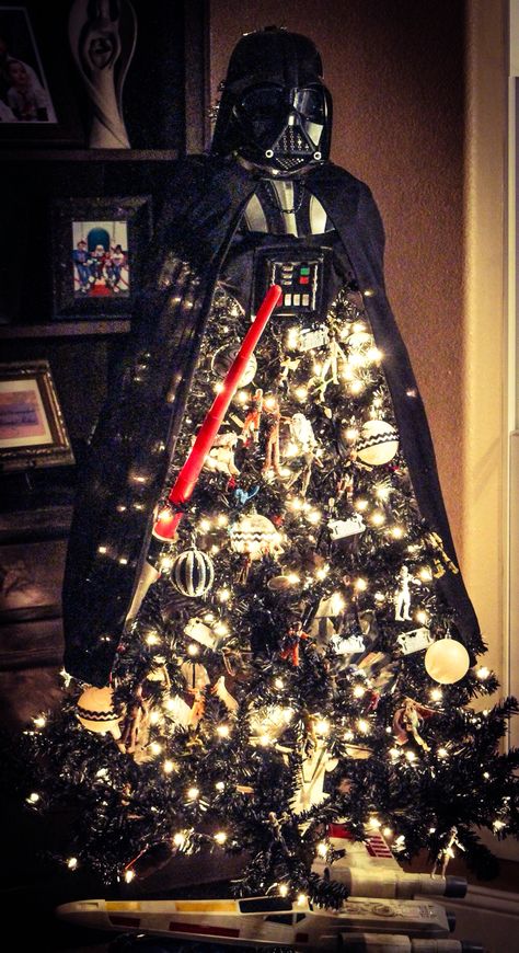 Darth Vader Star Wars Christmas Tree Darth Vader Christmas Tree, Star Wars Christmas Tree, Darth Vader Christmas, Amazing Christmas Trees, Disney Christmas Decorations, Themed Christmas Tree, Disney Christmas Tree, Christmas Creative, Creative Christmas Trees